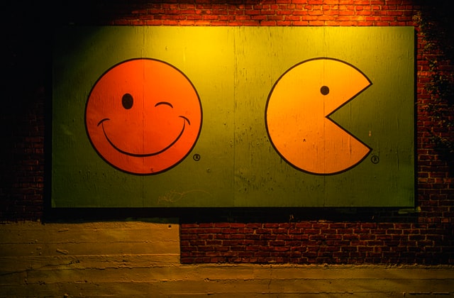 alt="recurring wall painting pacman faces"